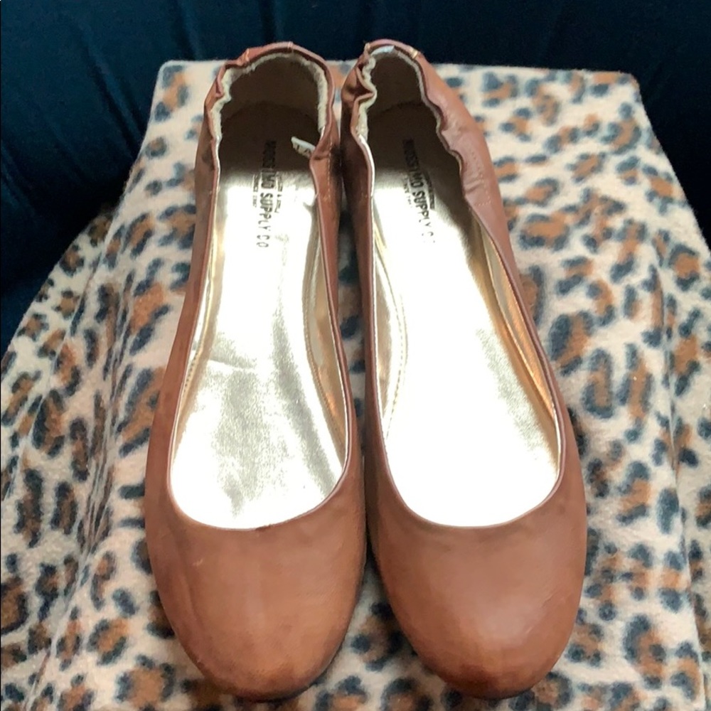NEVER BEEN WORN Tan leather flats